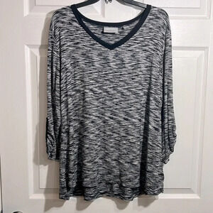 Avenue women’s black and white top. Size 18/20